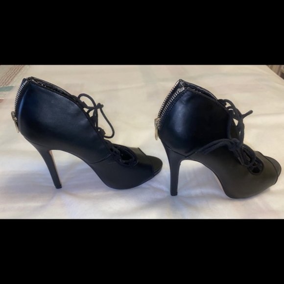 Faux leather black heels ?? for ladies - Picture 4 of 6